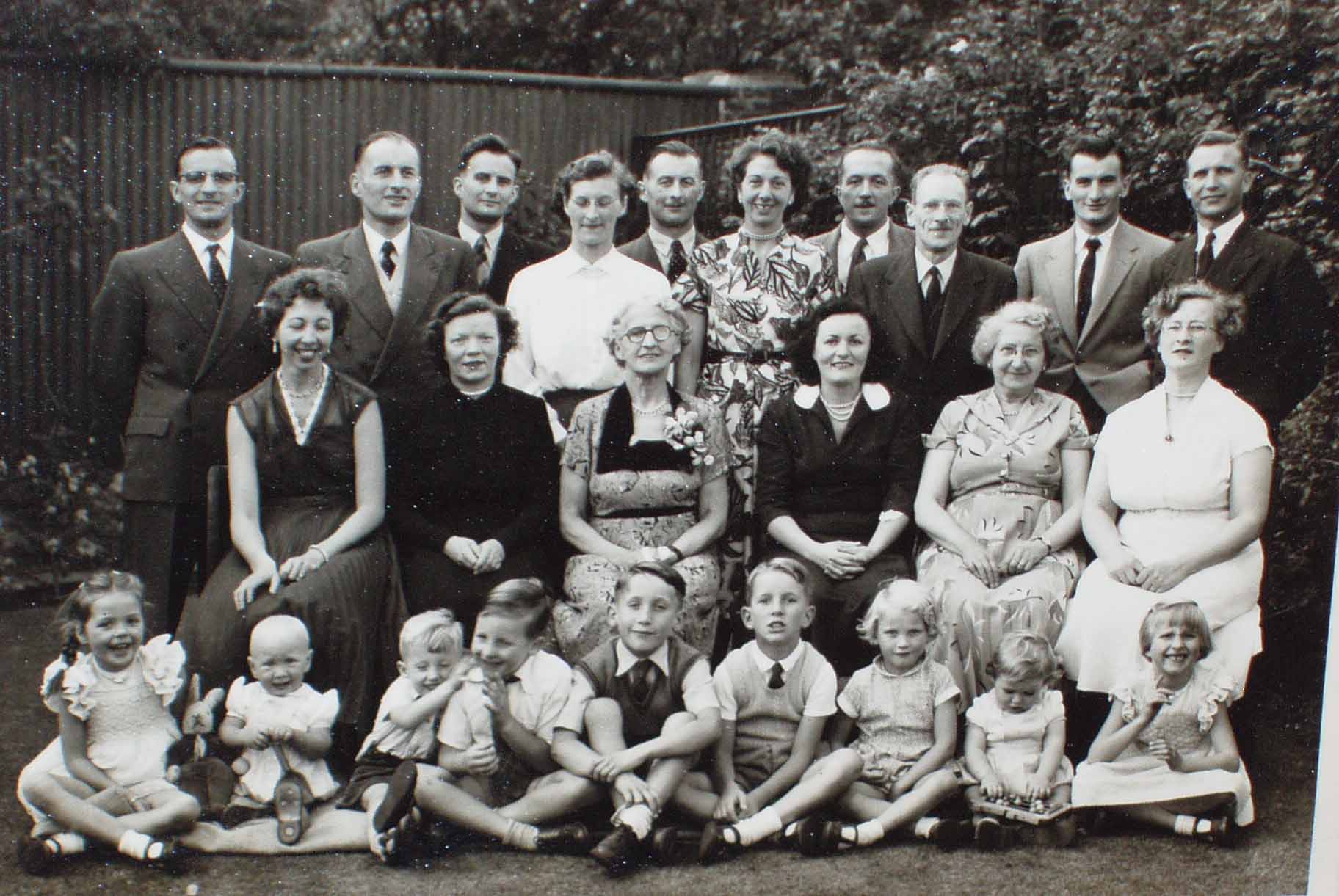 The complete Shaw family, 1955